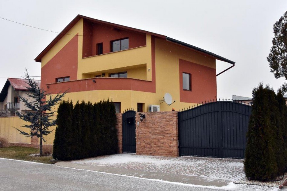 Polícia vykonala vo štvrtok raziu v dome talianskeho podnikateľa Antonina Vadalu v Trebišove. 