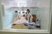 Zdravotná sestra ošetruje pacienta na septickej iz