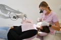 Zubári kritizujú zrušenie zubných benefitov zo dňa na deň