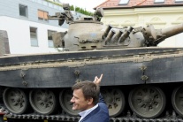 Vasil Biľak sa dnes pozeral do hlavne tanku 