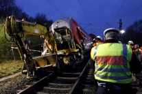 V Nemecku sa zrazil vlak s bagrom