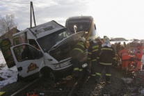 Nehoda pri Veľkej Pake, vlak sa zrazil s autom