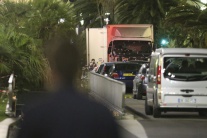 Útok kamiónom v Nice do davu