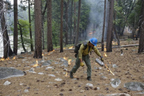 Požiarnici zakladajú preventívny požiar