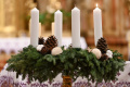 Symbolom adventného obdobia je veniec so štyrmi sviečkami