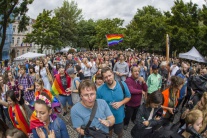 Desiatky ľudí pochodujú za práva LGBTI komunity