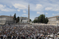 Na protestoch proti rasizmu sa zišli tisíce ľudí