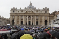 Vo Vatikáne sa volí nový pápež
