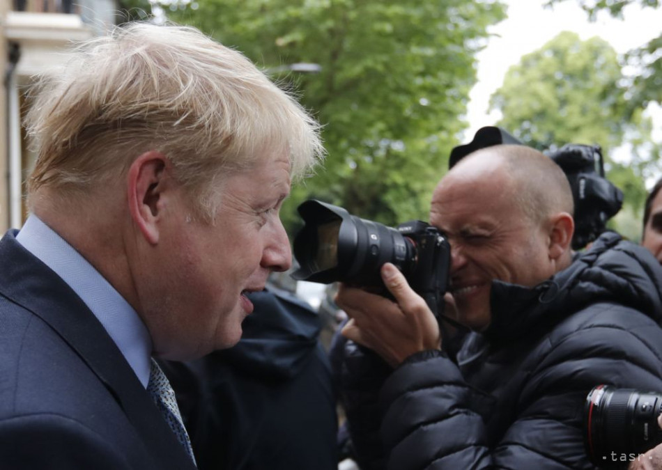 Britský exminister zahraničných vecí Boris Johnson odchádza zo svojho domu v Londýne vo štvrtok 13. júna 2019. Foto: TASR/AP