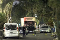 Útok kamiónom v Nice do davu